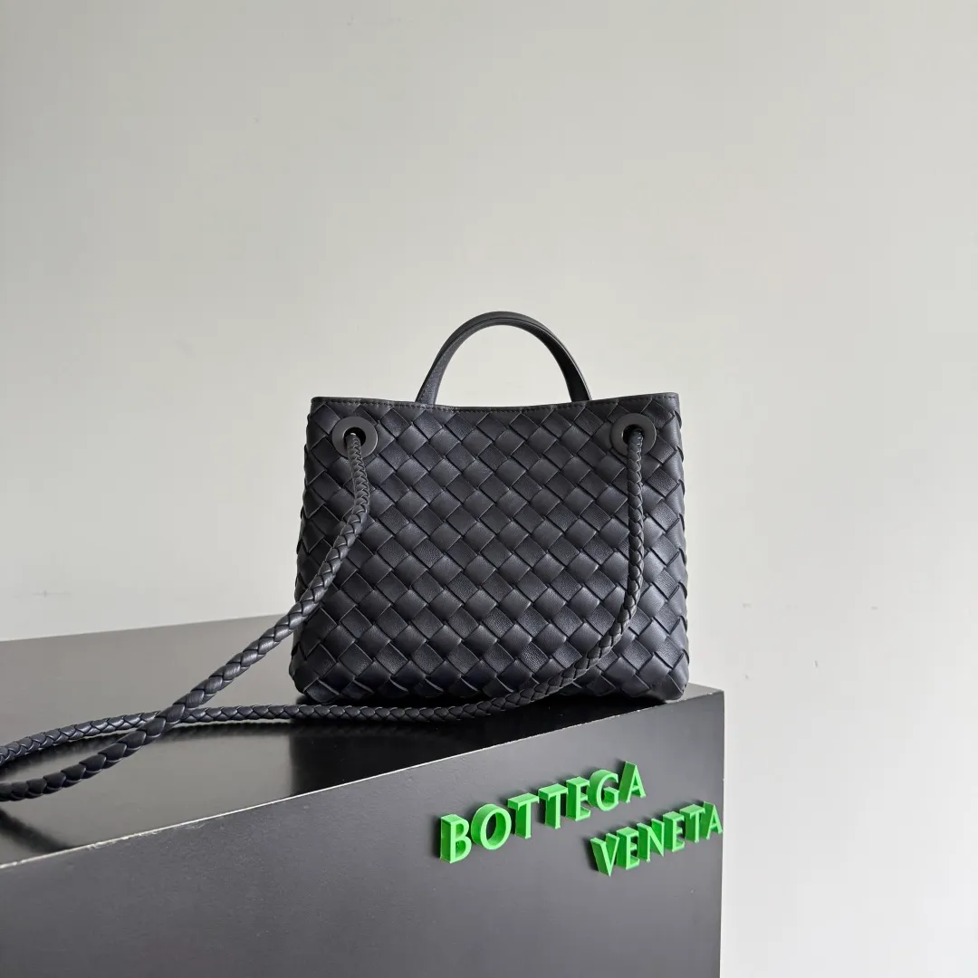 The 2023 new Andiamo batch of 1860 BV has been shipped‼ ️Really popular🔥The new Andiamo woven handbag launched by Bottega Veneta this season is really popular all over the world! ! Celebrities at home and abroad have worn it, and Oscar-winning actress Michelle Yeoh has taken it out on the street. Song Jia, Trai Yara, Yu Feihong, Sanji Ayaka, Rosie Hunting-Whiteley, Yoshioka Riho, etc. have all picked up this bag. It is classic and versatile, showing off its temperament, and the bag capacity is also large, which is very convenient for daily commuting! ! A variety of carrying methods, the shoulder straps can be adjusted by yourself, the original lambskin feels soft and delicate, and the unisex style breaks gender boundaries and brings a more practical and longer-lasting use experience. Andiamo, which has both elegant and casual styles, perfectly interprets the true appearance of "fashionable old money style". Style number: 743568 Size: 25*22*10.5cm